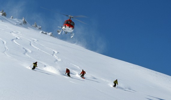 Хели-ски<br />
Хели-ски – разновидность горнолыжного спорта, сущность которого состоит в спуске по нетронутым снежным склонам, вдалеке от подготовленных трасс с подъемом к началу спуска на вертолете. Использование вертолета для подъема позволяет находить различные варианты спусков с гор в условиях первозданной, нетронутой вторжением человека природы, куда другим способом быстро подняться нет возможности. Для занятия хели-ски лыжники должны хорошо владеть техникой спуска по целине на склонах различной крутизны. Для обеспечения безопасности каждый лыжник должен иметь лавинный датчик, лавинный зонд, лопату и другое необходимое оборудование для быстрого поиска людей в лавине, т.к. существует опасность попадания в лавину. В настоящее время наиболее популярными горными районами, где занимаются хели-ски, являются: Канада, Аляска (США), Исландия, Гренландия, Новая Зеландия, Гималаи, горные районы на севере Европы в Норвегии, Финляндии, Швеции, некоторые районы Альп в Швейцарии и Франции. Риск: шанс умереть от хели-ски составляет около 1 к 5560.<br />
