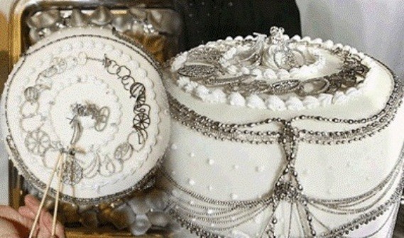 Платиновый торт- 130 тысяч долларов<br />
Японскому кондитеру Нобу Икара, удалось создать невероятно красивый и вкусный платиновый торт. Он украшен белой платиновой глазурью и задрапирован платиновыми украшениями, в том числе цепями, ожерельями, подвесками, булавками и даже фольгой. Автор посвятил торт ряду известных японских женщин, таких как Rinko Kikuchi and Chie Kumazawa. Он надеялся, что  поощрит женщин носить платиновые ювелирные изделия.  Торт был показан на выставке Platinum Guild International, что повлекло за собой рост продаж на ювелирные украшения, даже, несмотря на рекордно высокие цены.<br />
