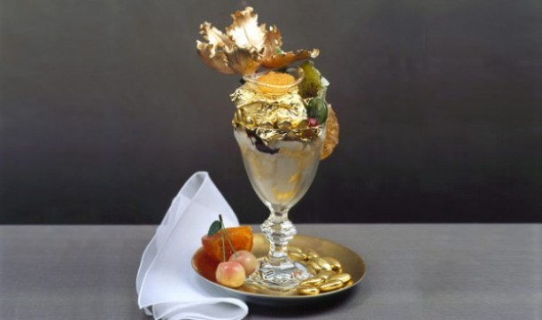 Мороженое Golden Opulence-1 тысяча долларов<br />
Сливочное мороженое, которое раз в месяц подают в нью-йоркском ресторане Serendipity 3, стоит $1,000. В него входят 5 порций таитянского ванильного, смешанного с мадагаскарской ванилью и венесуэльским шоколадом Chuao, покрытого съедобным 23-каратным золотом. В число других ингредиентов входят золотые драже, парижские засахаренные фрукты, марципаны и трюфели. Верху всего великолепия размещается одна из самых дорогих конфет в мире – Amedei Porcelana, и сахарный цветок. <br />
