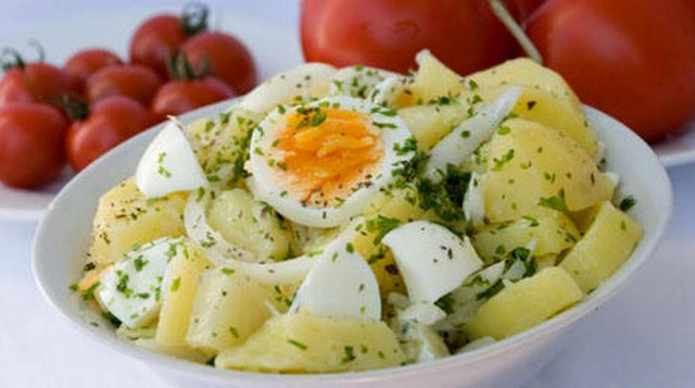 Картофель и яйца. В картофеле есть в большом количестве минералы. Они могут негативно сказаться на усвоении железа и кальция, которые находятся в яйцах, фото opoccuu.com
