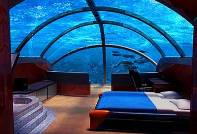 Подводный отель Poseidon Undersea Resort<br />
Первый в мире подводный отель Poseidon Undersea Resort у берегов Фиджи предлагает провести незабываемый отдых в одном из 48 наземных бунгало или 25 подводных номеров на глубине 15 м. В каждом номере имеется большая двуспальная кровать и, конечно же, огромные окна из акрилового пластика, плавно переходящие в потолок. Для любителей роскоши предлагаются просторные апартаменты Nautilus площадью 300 кв. м, стилизованные под фантастическую подводную лодку капитана Немо. Стоимость проживания в отеле составляет: $15 000 за одного туриста или $30 000 за двоих за 7 дней (6 ночей). В цену включен перелет с острова Фиджи до острова Poseidon Mysrery.<br />
