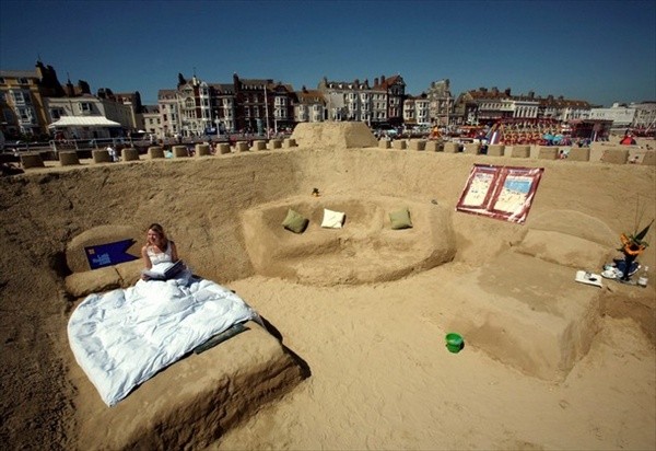 Отель из песка<br />
В Великобритании на пляже Веймут, который находится на южном побережье одноименного городка в графстве Дорсет, находится первый в мире отель из песка. Необычная 