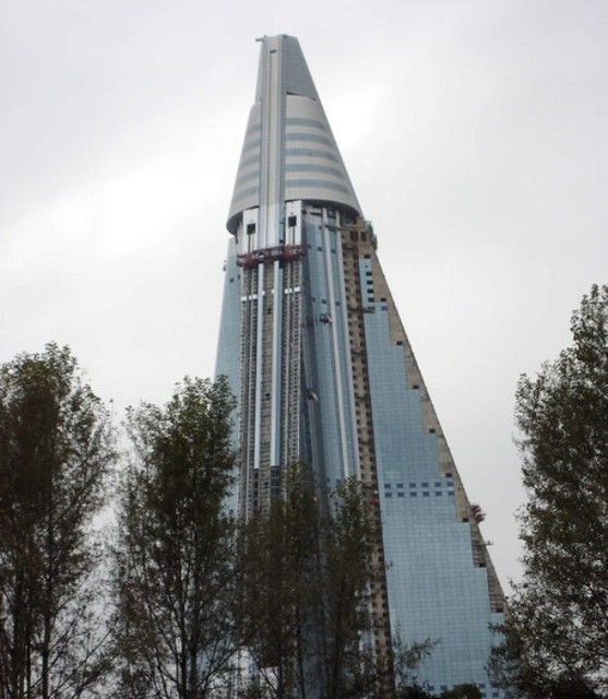 Отель Рюген <br />
Отель Рюген в Пхеньяне, Северная Корея, был призван стать самым высоким отелем в мире, но проект еще не завершен. 330 метровая пирамида должна была стать архитектурной доминантой в облике прогрессивной столицы Северной Кореи. Предполагалось, что это будет самая высокая в мире гостиница площадью 360 000 квадратных метров и высотой в 105 этажей. 14 верхних этажей представляют собой конусообразную структуру, в которой 8 этажей могут вращаться. Проектом были предусмотрены 3 тысячи комнат, 7 ресторанов с видом на столицу Северной Кореи, казино, ночные клубы и все это должно было быть готово еще в 1989 году к Всемирному фестивалю молодежи и студентов. Еще недостроенная гостиница была обозначена на картах, в путеводителях и даже выпущены почтовые марки с ее изображением.<br />
