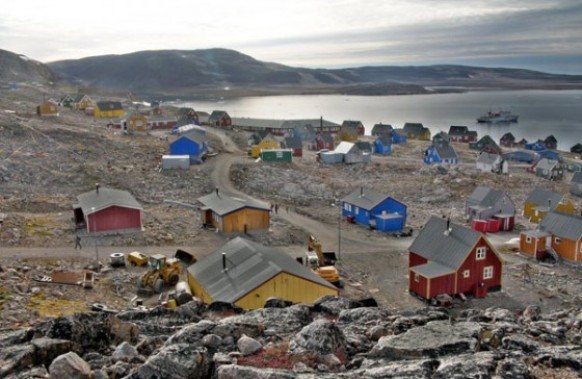 Иллоккортоормиут, Гренландия<br />
Иллоккортоормиут — город на востоке Гренландии, в коммуне Сермерсоок. Административный центр бывшей коммуны Иллоккортоормиут, упраздненной с 2009 года. Это один из самых удаленных городов Гренландии — добраться до него можно лишь самолетом (дважды в неделю из Констебль-Пинт, Исландия), затем вертолетом или лодкой — несколько месяцев в году. Население города по данным на 2013 год составляет 452 человека.<br />

