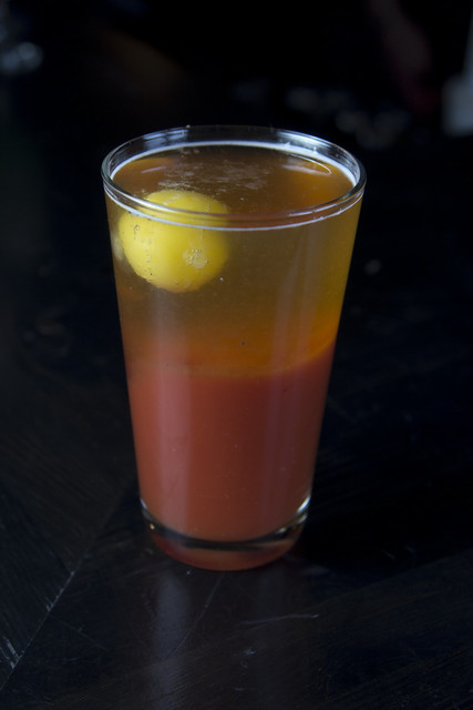Томатно-пивной антипохмельный коктейль<br /><br />
Сок томатный 250 мл<br />
Пиво светлое 250 мл<br />
Соль, перец, сок лимона (10 мл)<br />
Желток 1 шт<br /><br />
В бокал для пива наливаем сок, добавляем специи, сок лимона, перемешиваем барной ложкой. Далее при помощи ложки аккуратно слоем наливаем пиво доверху, затем кладем желток отделенный от белка. (В варианте 