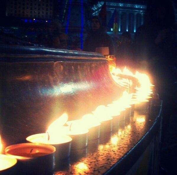 На Майдане зажгли свечи. Фото: "Твиттер"