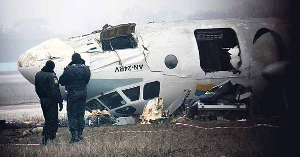 Катастрофа. При крушении самолета Ан-24 в Донецком аэропорту погибло 5 человек. Фото ИТАР-ТАСС