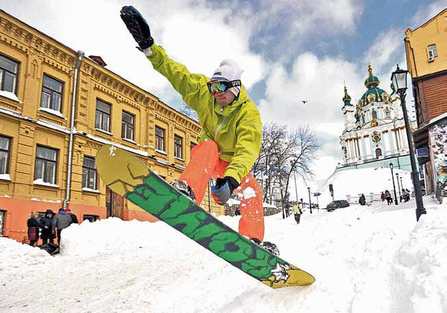 Киевские сугробы. После обильного снегопада киевляне катались по Андреевскому спуску на сноубордах! Фото AFP