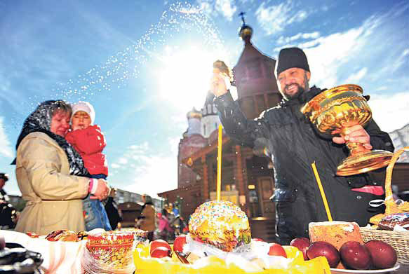 Радостное освящение. На Пасху в Киеве массово святили куличи и писанки. Фото ИТАР-ТАСС