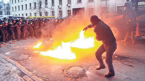 Бурная зима. Противостояние под АП между митингующими и милицией. Фото AFP