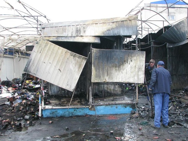 В Симферополе горел рынок. Фото: ГСЧС