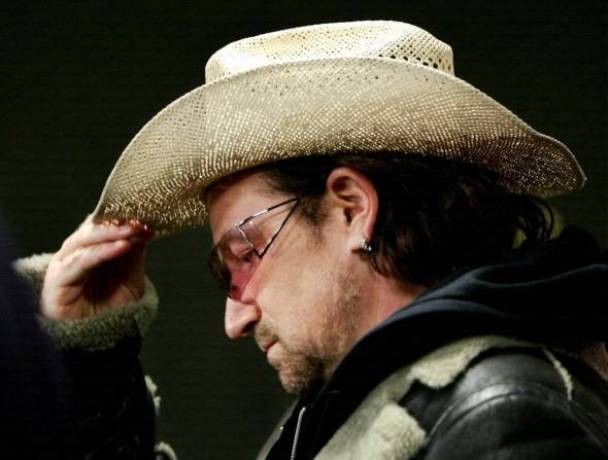 Билет на самолет для шляпы<br />
В 2003 году вокалист рок-группы U2 Боно купил билет на самолет своей шляпе. Во время поездки на концерт в Италию, музыкант забыл свой любимый головной убор дома. Чтоб решить эту проблему он потратил 1,7 тысяч долларов, чтоб его шляпа прилетела из Лондона в Болонью 1-ым классом.<br />

