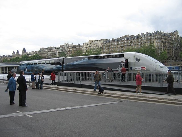 V150<br />
V150  — опытный электропоезд из серии TGV, созданный специально для установления рекорда скорости. Рекорд скорости для обычных (с колесами) рельсовых поездов V150 установил 3 апреля 2007 года, когда на еще не открывшейся магистрали LGV Est между Страсбургом и Парижем разогнался до скорости 574,8 км/ч, тем самым побив рекорд 1990 года.<br />

