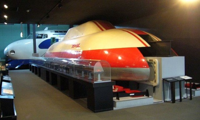 ML-500R<br />
ML-500R – один из первых прототипов, который был создан японцами для тестирования, данный поезд ни разу не использовали в качестве общественного транспорта, его внешний вид также не привлек внимание инвесторов, но сам поезд служил примером для создания других быстрых поездов в Японии. Но в 1979 на испытаниях поезд достиг скорости в 517 км/ч.<br />
