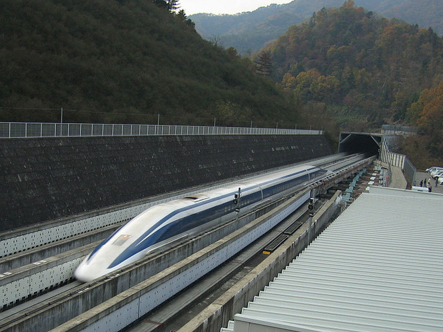MLX01<br />
JR-Maglev — японская система скоростных поездов на магнитной подвеске, разрабатываемая Japan Railway Technical Research Institute совместно с оператором Japan Railways с 1970-х годов. В настоящее время в префектуре Яманаси построен испытательный участок, на котором 2 декабря 2003 года опытный состав из трех вагонов модификации MLX01 установил абсолютный рекорд скорости для железнодорожного транспорта — 581 км/ч. Для торможения в обычном режиме используются электродинамические тормоза. Для экстренных случаев поезд оборудован выдвигающимися аэродинамическими и дисковыми тормозами на тележках.<br />
