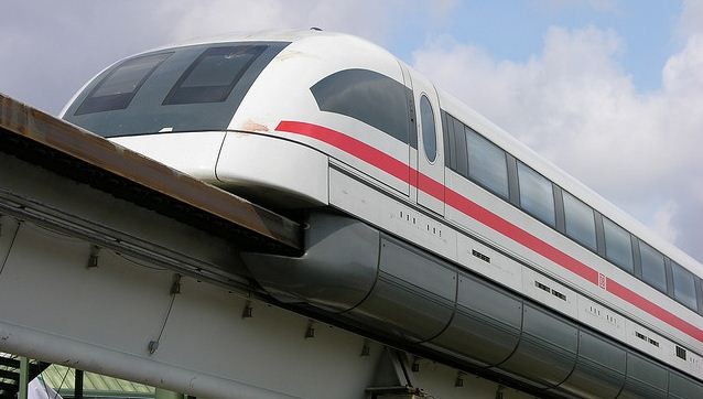 Transrapid 07<br />
Transrapid 07 – это экспериментальная модель, созданная для обеспечения быстрого сообщения между Гамбургом и Берлином, однако проект отменили из-за изменений в экономической и политической сферах. Но этот магнитный поезд в 1993 достиг скорости в 279 км/ч.<br />
