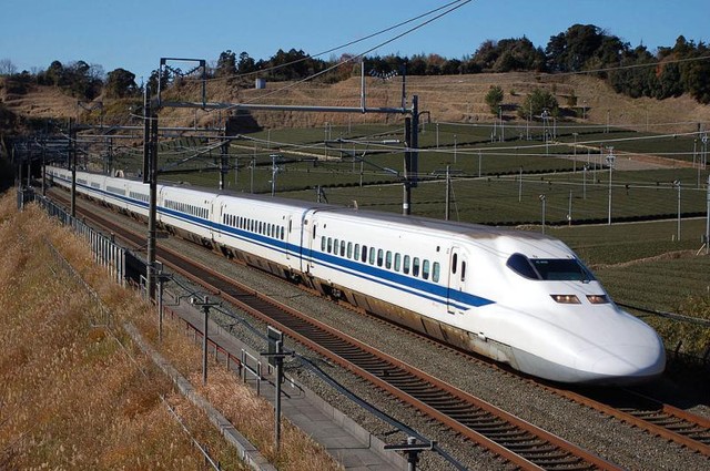 Поезд Shinkansen, Япония. <br />
Первые разработки этого скоростного поезда появились в конце пятидесятых годов прошлого века, а первый поезд вышел на линию в 1964 году. Поезда этого типа называют еще 