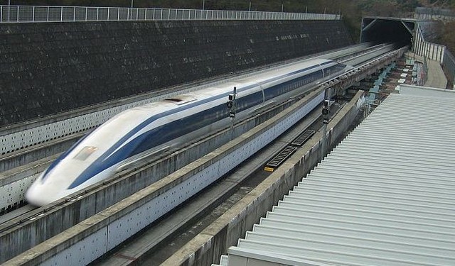 MLU002N <br />
В поезде используются сложные технологии, в том числе магниты, дисковые тормоза и аэродинамические тормоза. Все это позволяет горожанам путешествовать плавно и быстро. MLU002N был создан еще в 1994 году, сумел развить скорость в 431 км/ч. На данный момент MLU002N не используется в качестве транспортного средства, но он стал основателем для Японских специалистов, что бы создать поезда с более высоким комфортом и скоростью.<br />
