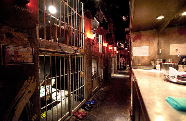Ресторан Alcatraz E.R в Токио<br />
Alcatraz был одним из первых тематических ресторанов Токио, он одновременно странный и жуткий. Эта адская столовая в стиле тюремной больницы требует, чтобы все клиенты объявили свою группу крови перед входом. Каждый стол расположен за решеткой и украшен тюремными и больничными принадлежностями. Меню предлагает диапазон всевозможных деликатесов, включая человеческий кишечник (очень длинная колбаса), и напиток под названием Nounai Hassha (