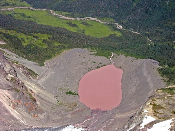Пыльное розовое озеро, Канада<br />
Уникальное озеро нежно-розового цвета находится в Британской Колумбии, Канада. Озеро мало известно и довольно загадочно. Вода в озере вовсе не соленая, не содержит красных водорослей, однако розовая.  Цвет воды объясняется  удивительным  сочетанием каменной пыли с ледника.<br />
