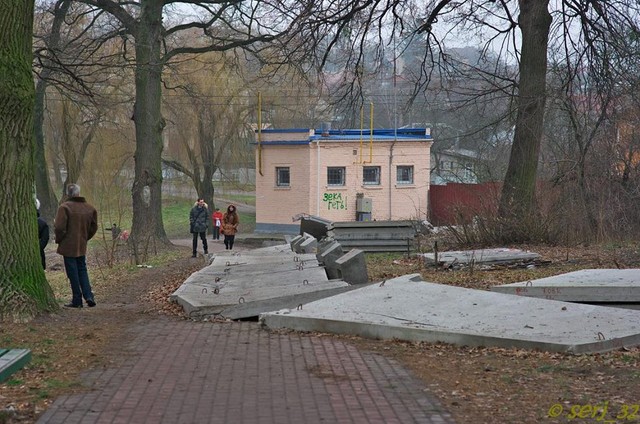 В парке "Кинь-Грусть" появился строительный забор. Фото: Sergey Borisovich