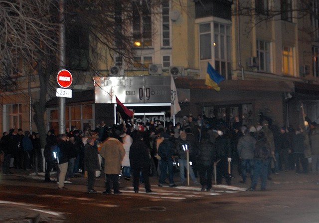 В Киеве активисты пикетировали дорогой ресторан. Фото: Facebook