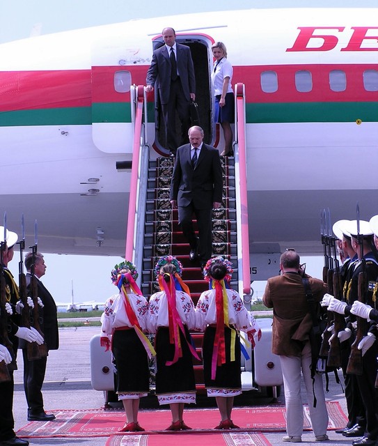 2004 год. Президент Лукашенко прилетел в Крым на саммит СНГ. Фото: ark.gov.ua