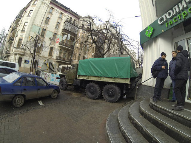 Милицейские баррикады на пересечении Садовой и Институтской улиц.  Фото: Ус С., Сегодня.ua