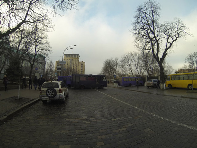 Блокпост на Институтской возле станции метро "Крещатик". Фото: Ус С., Сегодня.ua