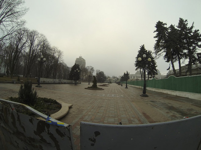 Аллея Мариинского парка, по которой можно подойти к Верховной Раде, перекрыта забором. Фото: Ус С., Сегодня.ua