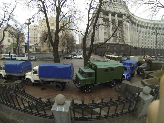Перед Кабмином припарковано множество милицейского транспорта. Фото: Ус С., Сегодня.ua