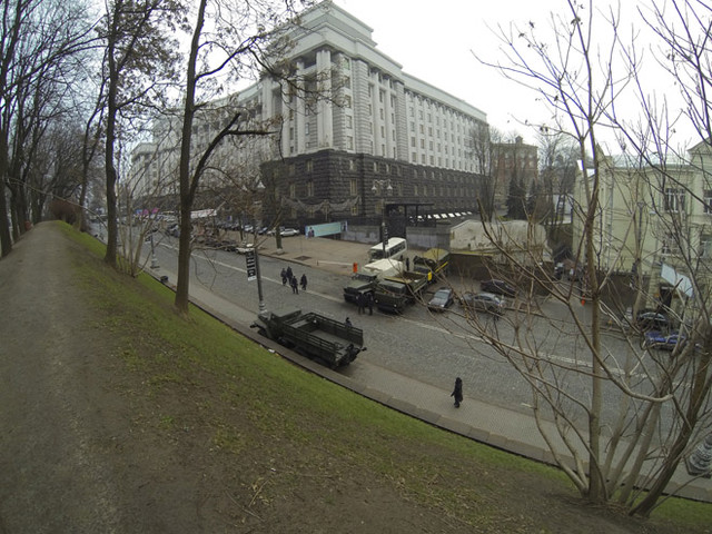 Один из блокпостов возле Кабмина. Фото: Ус С., Сегодня.ua