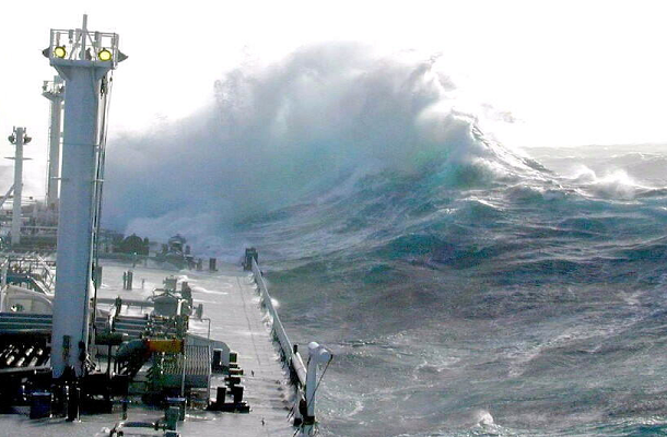Волны-убийцы<br />
Волны-убийцы — гигантские одиночные волны, возникающие в океане, высотой 20—30 метров, обладающие нехарактерным для морских волн поведением. 
