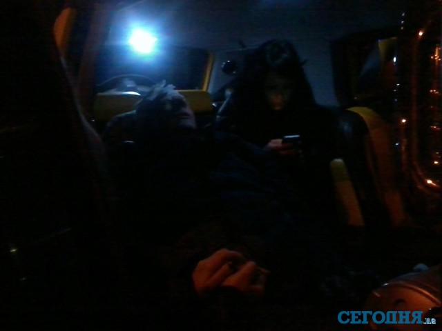 Луценко лежит в машине Пояркова. Фото: Ирина Ковальчук, "Сегодня"