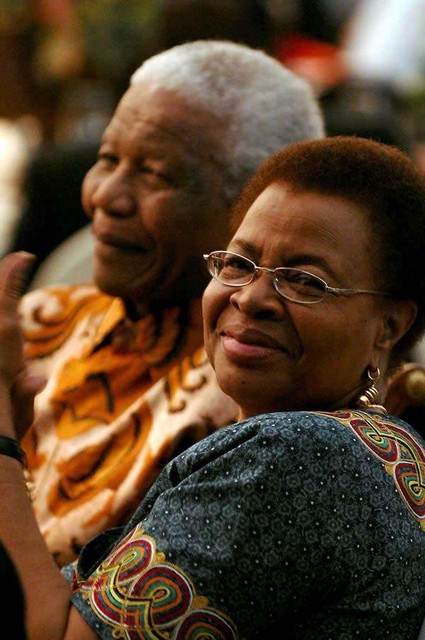Нельсон Мандела и Граса Машел<br />
Один из самых известных активистов в борьбе за права человека Нельсон Мандела в  1998 году заключил брак с третей своей женой Грасой Машел, бывшей супругой президента Мозамбика. Граса Машел- единственная в мировой истории женщина, бывшая первой леди двух разных государств (Мозамбика в 1975—1986 годах и ЮАР в 1998—1999 годах).<br />
