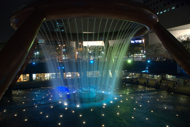 Фонтан Богатства<br />
Фонтан Богатства находится в центре Сингапура, рядом с торговым центром Suntec City. В 1998 году он был внесен в книгу рекордов Гиннеса как самый большой фонтан в мире. Фонтан построен по правилам Фэн Шуй и каждый его элемент наделён глубоким смыслом. Так, бронзовое кольцо фонтана в соответствии с индуистскими верованиями олицетворяет вселенную, и представляет собой духовное единство, равенство и гармонию всех наций Сингапура. Вся конструкция фонтана в целом символизирует богатство и жизнь. Местные жители верят, что совершив определённый ритуал у фонтана, можно привлечь в свою жизнь богатство и деньги. Фонтан состоит из двух частей — большей и меньшей, находящихся одна в другой, большая часть несколько раз в день выключается. В это время нужно подойти к малой части — маленькому фонтану, опустить правую руку в воду и загадать желание, касающееся денег. Повторяя это желание мысленно, и не вынимая руку из воды, нужно обойти фонтан по кругу три раза. Во избежание столпотворения, посетителей к фонтану пускают небольшими группами в следующие периоды: 09:00 — 12:00, 14:00 — 18:00, 19:00 — 19:50, 21:30 — 22:00. По вечерам у фонтана устраивают интересное лазерное шоу и музыкальные представления.<br />
