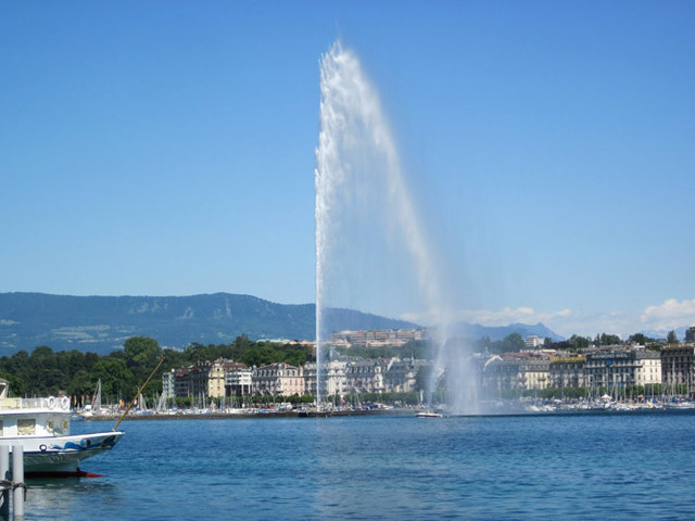 Женевский фонтан<br />
Женевский фонтан — фонтан в Женеве(Швейцария), важная достопримечательность города и один из самых больших фонтанов в мире. Высота фонтана составляет 140 м. Скорость потока — 500 литров в секунду. Потребляемая мощность каждого из 2-х насосов, работающих от сети с напряжением 2400 в, — 500 кВт. Скорость струи составляет 200 км/ч. С 2003 года фонтан работает ежедневно. Его отключают только при сильном ветре и в мороз.<br />
