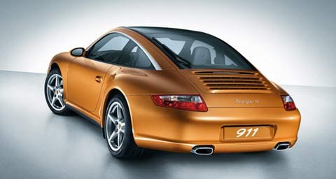 Porsche 911 Targa<br />
Porsche 911 Targa – это особая модификация Porsche 911, со стеклянной крышей от лобового до заднего стекла, соединяющий в себе преимущества кабриолета и купе. Элегантный дизайн крыши дополнительно подчеркивает декоративная кромка из анодированного и полированного алюминия. Она начинается от передней стойки и заходит за задние боковые окна. Крыша, весом всего 1,9 кг, выполнена в виде отдельного модуля, и поэтому при открытии/закрытии не связана с задним стеклом, которое также может открываться. Стеклянный модуль крыши нового 911 Targa 4 оснащен электроприводом. Открытие происходит на 50 см простым касанием переключателя на центральной консоли. Несмотря на кажущуюся прозрачность, стекло крыши имеет защиту от ультрафиолетовой радиации, и настолько герметично, что в автомобиле не будет холодно даже зимой в морозы.<br />

