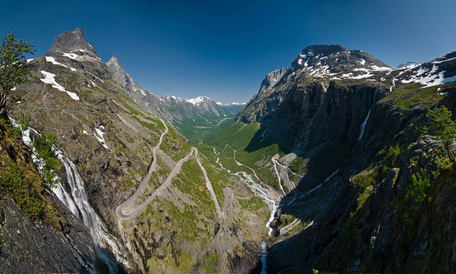 Лестница троллей в Норвегии<br />
Лестница троллей — одно из самых популярных и посещаемых туристических мест в Норвегии. Находится в северной части западной Норвегии (Вестланн). Лестница троллей является частью норвежской национальной дороги RV63, соединяющей города Ондалснес в коммуне Реума и Валлдал в коммуне Нордальм. Дорога была открыта королем Хоконом VII 31 июля 1936 года, после 8 лет строительства. Даже в наши дни Лестница троллей может служить примером инженерного и конструкторского искусства. Дорога во время подъема делает 11 резких поворотов. Примерно на середине подъема находится мост через водопад Стигфоссен. Местами ширина дороги не превышает 3,3 метра, поэтому проезд машин, длина которых больше, чем 12,4 метра, запрещен. В осенне-зимний период Лестница троллей закрыта для проезда. Обычно этот участок дороги открывается во второй половине мая и закрывается в октябре, но в зависимости от погодных условий эти даты могут сдвигаться. Летом 2005 года на дороге были проведены ремонтные работы, в ходе которых на защиту от камнепадов и обеспечение безопасности автомобилистов было истрачено около 16 млн. норвежских крон.  На самой вершине (858 метров над уровнем моря) есть большая парковка и множество сувенирных магазинчиков. В нескольких минутах ходьбы от парковки расположена обзорная площадка, с которой открывается вид на петляющую Лестницу троллей и на водопад Стигфоссен, высота которого составляет 180 метров.<br />
