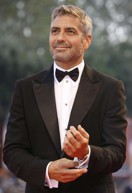 Джордж Клуни<br />
Актер Джордж Клуни был женат один раз на актрисе Талии Бэлсам (развелся с ней в 1992 году). Встречался с актрисами Рене Зеллвегер, Келли Престон, Джулией Робертс, моделью Синди Кроуфорд. Летом 2011 года Джордж Клуни заявил о расставании с итальянской моделью Элизабет Каналис. Пара встречалась два года, и Джордж даже планировал завести детей, но позже он разорвал отношения. Осенью 2012 года стало известно о расставании актера с его очередной подругой, спортсменкой Стэйси Кейблер. Однако уже в октябре пара заявила, что съехалась в доме Клуни. В июле 2013 года пара официально рассталась. Как говорит сам актер, он любит больше животных чем детей.<br />
