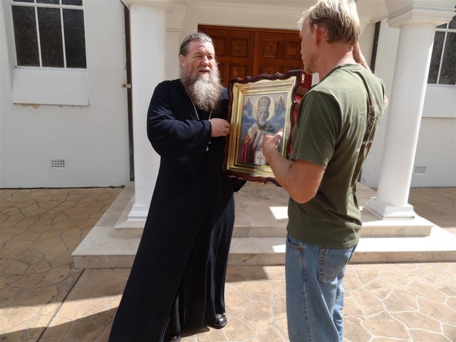 Ценный груз. Капитан попросил Костю привезти из Киево-Печерской Лавры икону для православного храма в Брисбене. 