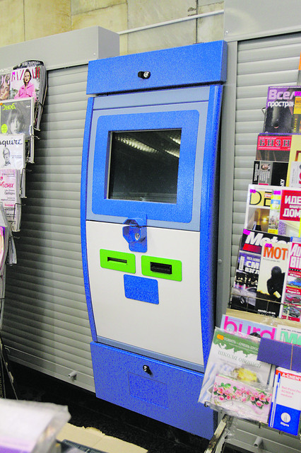 Дай почитать! Продавать газеты начнут из синих автоматов | Фото: Александр Яремчук
