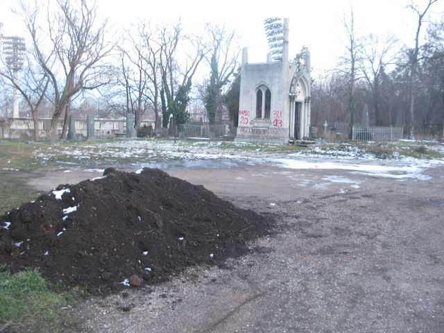 Вандалы уничтожают кладбища.Фото: e-crimea.info