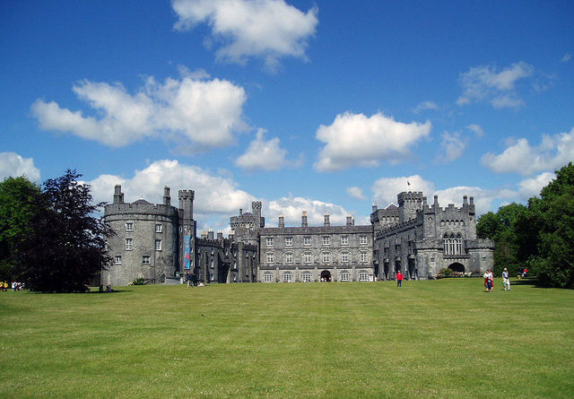 Замок Килкенни<br />
Замок Килкенни — замок XII века в ирландском городе Килкенни, на берегу реки Нор, построенный Уильямом Маршалом, 1-м графом Пембруком. Замок на протяжении 600 лет был главной резиденцией семьи Батлер в Ирландии, пока в 1967 году Артур Батлер, 6-й маркиз Ормонд, не передал замок муниципальным властям.  Замок был местом проведения заседания Генеральной Ассамблеи, или конфедеративного правительство Ирландии в 1640-х. Награды и церемония вручения выпускникам "Килкенни кампус" Национального университета Ирландии, Мэйнут проводятся в замке с 2002 года. Часть Национальной художественной галерее экспонируется в замке. Есть декоративные сады на территориях замка. Он стал одним из самых посещаемых туристических объектов в Ирландии. Килкенни-колледж был открыт в 1538 году и в данный момент является школой смешанного типа обучения. Основатель колледжа — Пирс Батлер, граф Ормонд, владелец замка Килкенни. Семейство Ормондов являлось одним из самых влиятельных среди англо-норманнских семей в Ирландии. Также они были связаны браками с королями Англии. Наиболее известен брак Анны Болейн с королем Генрихом VIII.<br />
