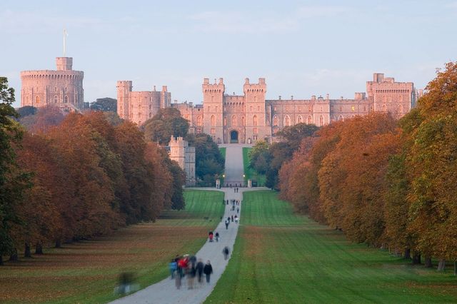 Виндзорский замок<br />
Виндзорский замок — резиденция британских монархов в городе Виндзор, графство Беркшир, Англия. На протяжении более 900 лет замок являет собой  символ монархии, возвышаясь на холме в долине реки Темзы. Это 