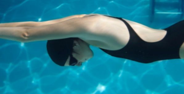 Контроль веса<br />
Плавание считается одним из наиболее продуктивных и нормальных способов сбросить лишний вес. Плавание – прекрасный водный массаж, в процессе которого жир сжигается равномерно по всему телу, и, теряя вес, кожа не обвисает, поскольку похудение происходит в одно и то же время с упражнениями. Просто удерживая себя на плаву, за час тратится около 300 ккал.<br />
Фото: medsputnik.ru<br />
