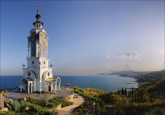 Храм-маяк Святого Николая Мирликийского в Крыму. Посвящен памяти всех погибших в море и украшен вписанными в кресты изображениями православных святых
