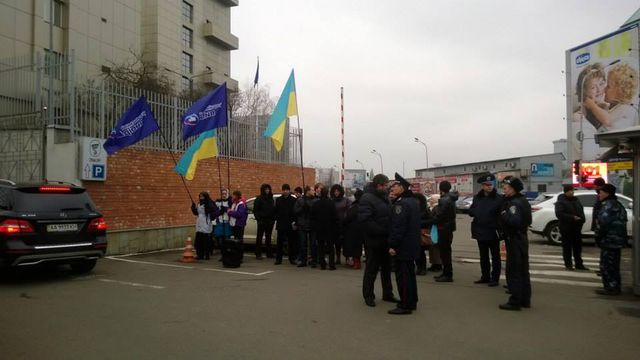 Митингующие от Медведчука "украсили" представительство Еврокомиссии. Фото: Давид Стулик