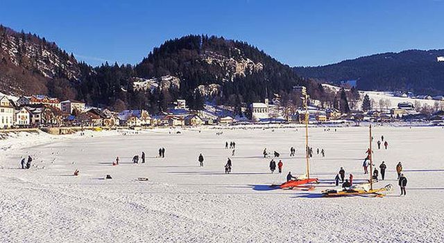 Самым большим зимним катком мира можно назвать горное озеро Жу в Швейцарии: его площадь составляет почти 5 000 000 кв.м. В это место приезжают покататься на коньках туристы со всей Европы. Озеро не просто красиво, но и в некотором смысле 