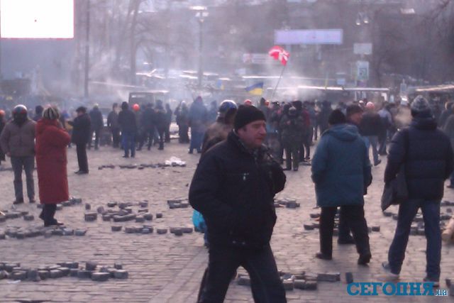 На Грушевского время от времени приходят киевляне. Фото: Алексей Беловол